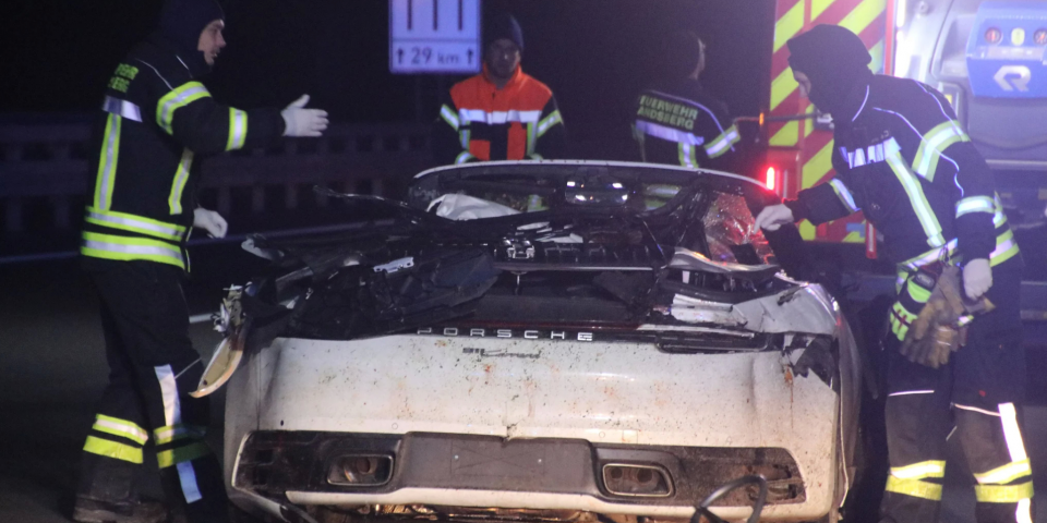 Kierowca Porsche 911 poniósł śmierć na miejscu. Wypadek w Niemczech na A14